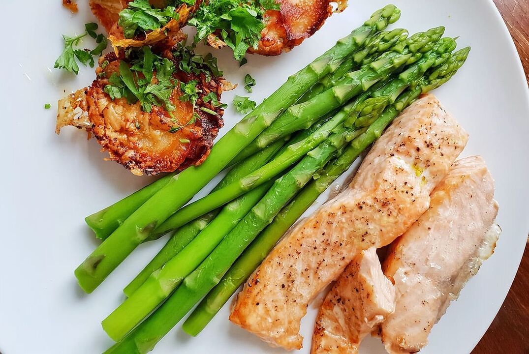 Baked fish with asparagus on the menu of a low-carb diet
