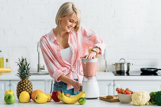 The blender for weight loss smoothies that prepares the girl